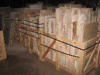 dEIS CAISSES EN BOIS TAITè POUR EXPORT IN (USA)POUR REMPAQUER LES PIERRES ANCIENS DE RèCUOPERATION COUPèE à 3 CM.<br>
MATèRIAUX ANCIENS
