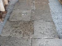 DALLE ANCIEN EN PIERRE DE RèCUPERATION EPOQUE 1800 ORIGINALI,DE NOUS COUPèE à MIN 3 CM.POUR INTèRIEUR.<br>
EN MAGASIN 500 EN STOCK.<br>
MATèRIAUX ANCIENS EN DALLE DE BOURGOGNE