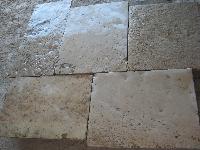 PHASE DE RèCUPERATION DU PAVEMENT EN PIERRE DE BOURGOGNE ANTIQUE EPOQUE 1800.<br>
NOUS AVONS GRANDE QUANTITè EN MAGASIN DE CES PLANCHER ANCIEN,SPESSORE à DES ORIGINAUX OU COUPèES DE 3 CM. POUR L'INTèRIEURS EST DE 5 CM. POUR L'EXTèRIEURS. (STOCK)MATèRIAUX ANCIENS,DALLE DE BOURGOGNE ANCIENS